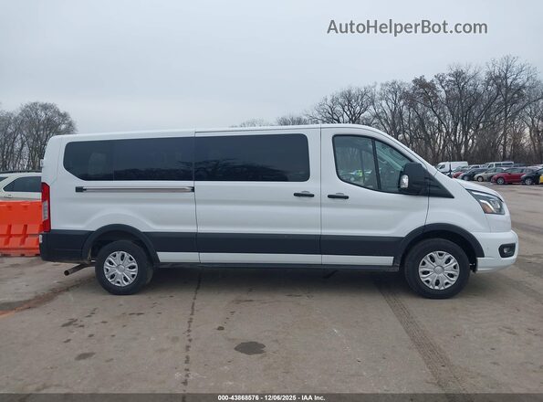 1FBAX2YG7PKB09068 2023 FORD PASSENGER White Widok wnętrza z tyłu