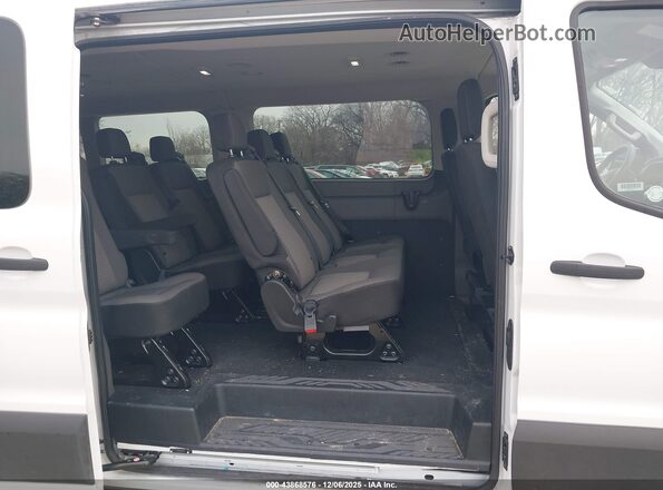 1FBAX2YG7PKB09068 2023 FORD PASSENGER White Widok naklejki z numerem VIN