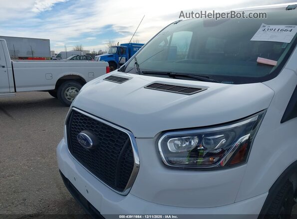 1FBAX2YG8PKB07992 2023 FORD PASSENGER White Widok z przodu