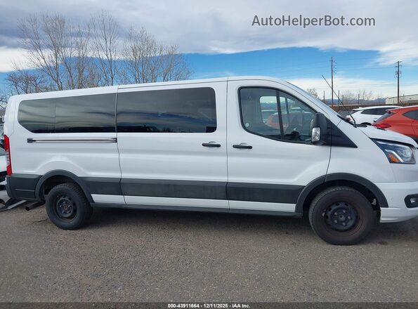 1FBAX2YG8PKB07992 2023 FORD PASSENGER White Widok wnętrza z tyłu
