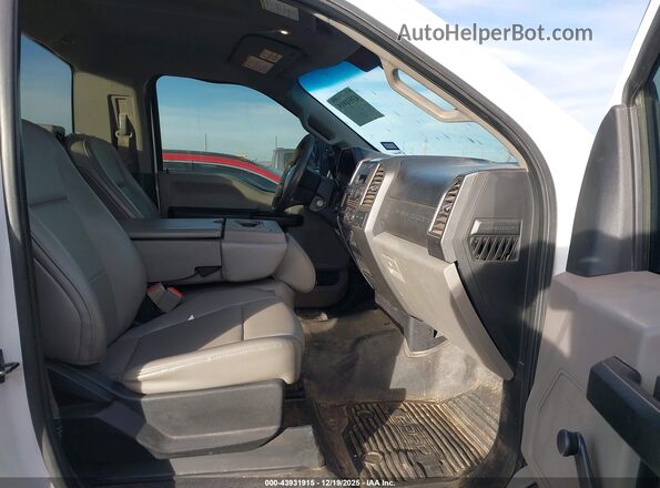 1FDBF2B68JEC12391 2018 FORD F-250 Белый Вид салона спереди