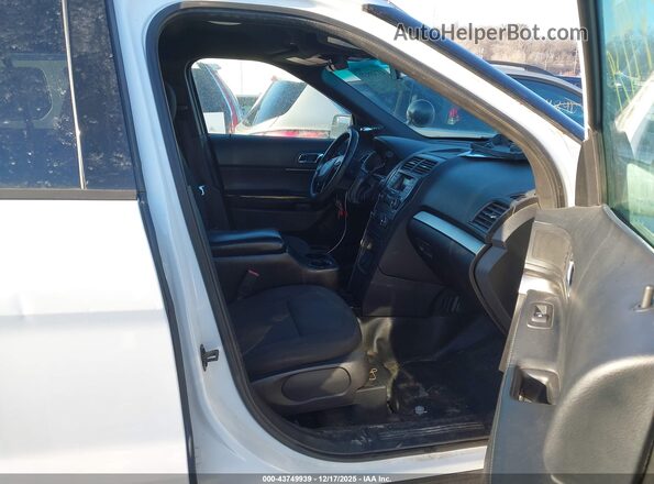 1FM5K8AR9GGA37332 2016 FORD UTILITY POLICE INTERCEPTOR Черный Вид салона спереди