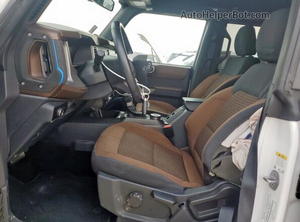 1FMEE5DP5PLB17492 2023 FORD BRONCO Белый Вид салона спереди