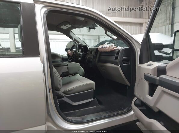 1FT7W2B68JEB96557 2018 FORD F-250 Серебряный Вид салона спереди
