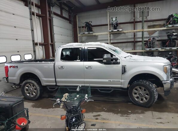 1FT7W2BT7JEB09804 2018 FORD F-250 Серебряный Вид задней части салона