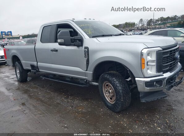 1FT7X2BA2PEE18679 2023 FORD F-250 Серебряный Передняя правая четверть