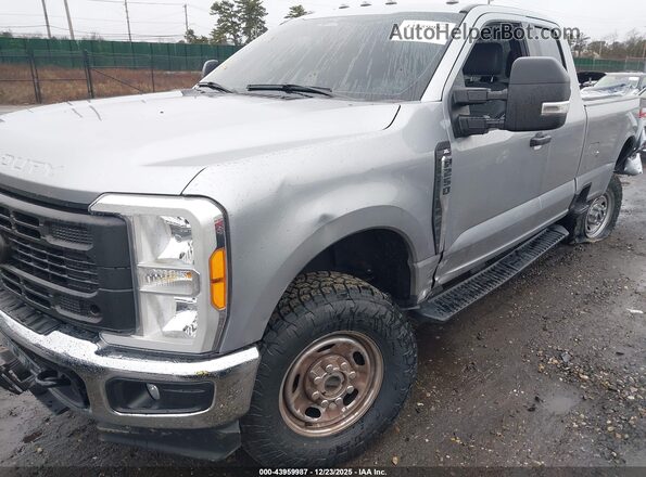 1FT7X2BA2PEE18679 2023 FORD F-250 Серебряный Вид спереди