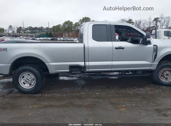 1FT7X2BA2PEE18679 2023 FORD F-250 Серебряный Вид задней части салона