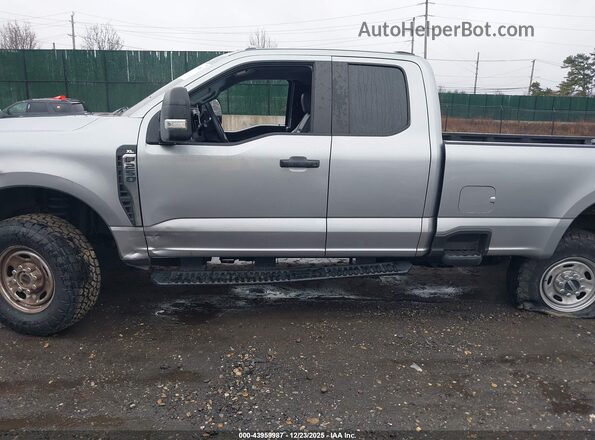 1FT7X2BA2PEE18679 2023 FORD F-250 Серебряный Панорамный вид салона 360°