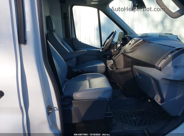 1FTYE1CM7HKA22098 2017 FORD TRANSIT-150 Белый Вид салона спереди