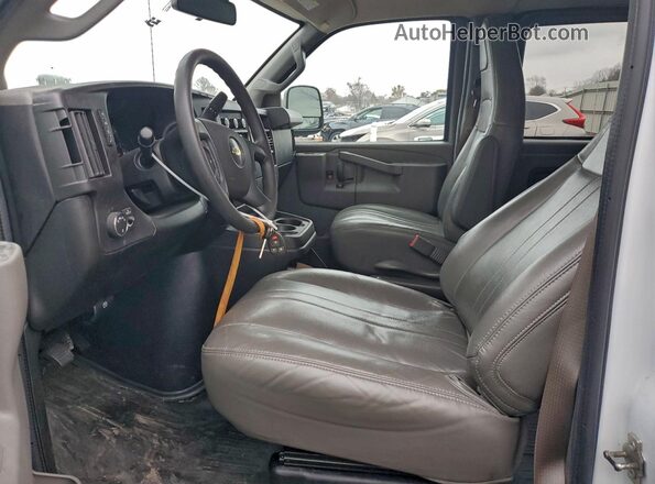 1GAZGNFP2N1189121 2022 CHEVROLET EXPRESS Белый Вид салона спереди