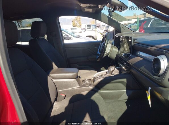 1GCGSCEC7P1268092 2023 CHEVROLET COLORADO Red Widok wnętrza z przodu