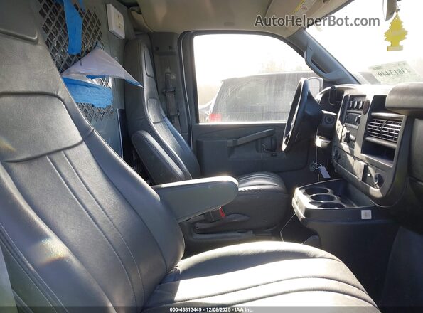 1GCWGAFF3G1242051 2016 CHEVROLET EXPRESS Белый Вид салона спереди