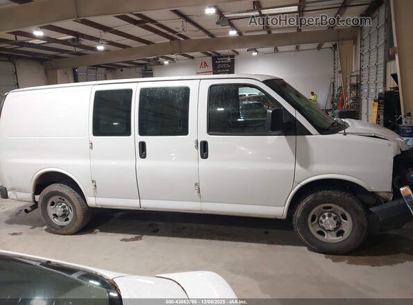 1GCWGAFG5J1906964 2018 CHEVROLET 2500 Белый Вид задней части салона