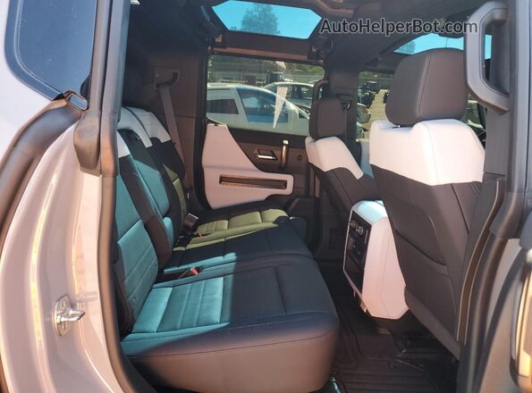 1GKB0RDC3RU114635 2024 GMC HUMMER Gray Vista interior trasera