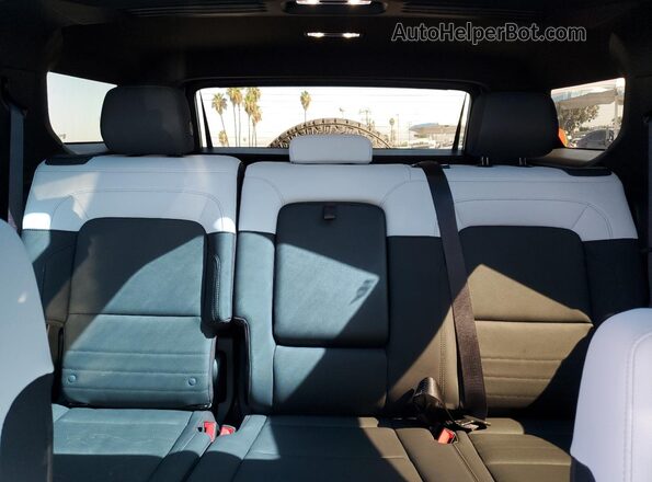 1GKB0RDC3RU114635 2024 GMC HUMMER Gray Vista de los asientos traseros