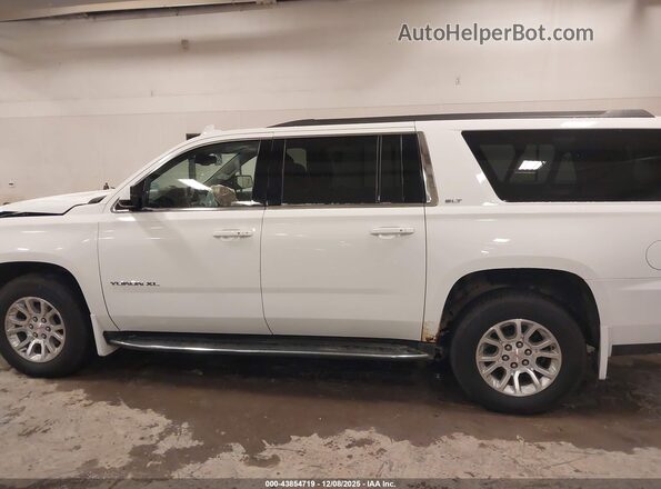 1GKS2GKC5HR112145 2017 GMC YUKON White Widok wnętrza 360 stopni