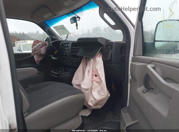 1GTW7AFG2J1909790 2018 GMC SAVANA 2500 White Vista interior delantera