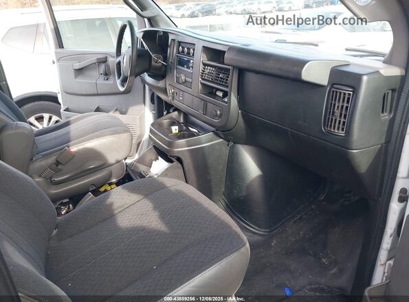 1GTW7AFG2J1912253 2018 GMC SAVANA 2500 Белый Вид салона спереди
