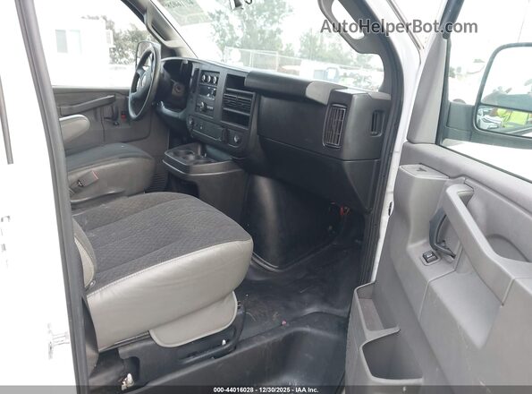 1GTW7AFGXK1340432 2019 GMC SAVANA 2500 Белый Вид салона спереди