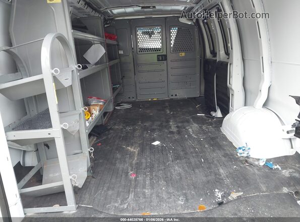 1GTW7AFP2R1185059 2024 GMC SAVANA CARGO White Widok naklejki z numerem VIN