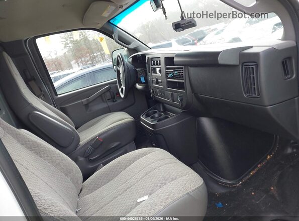 1GTW7AFP2R1185059 2024 GMC SAVANA CARGO White Widok wnętrza z przodu