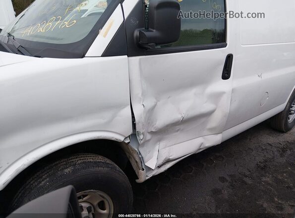 1GTW7AFP2R1185059 2024 GMC SAVANA CARGO White Widok z przodu