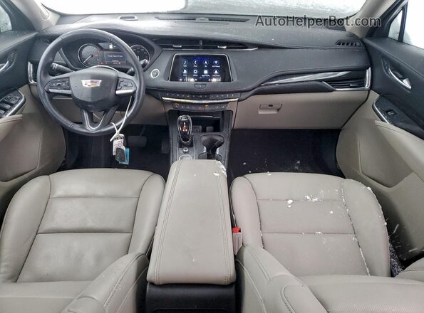 1GYFZDR43NF139146 2022 CADILLAC XT4 Серебряный Вид панели приборов