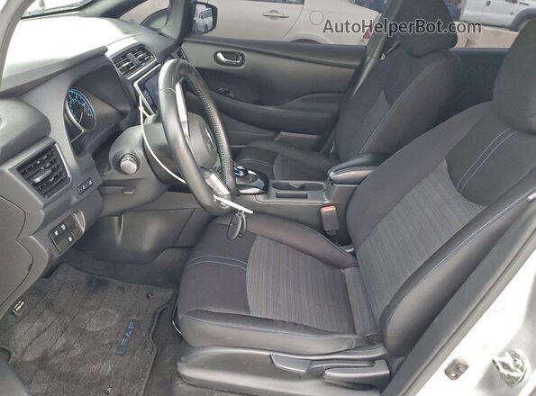 1N4BZ1CPXLC304796 2020 NISSAN LEAF Серебряный Вид салона спереди