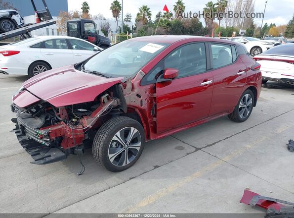 1N4BZ1CV0MC553320 2021 NISSAN LEAF Burgundy Vista tres cuartos delantera izquierda