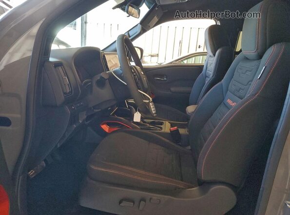 1N6ED1FK2SN654588 2025 NISSAN FRONTIER Серый Вид салона спереди