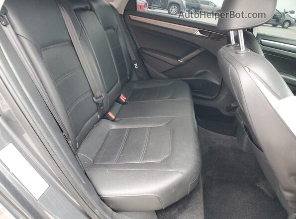 1VWDT7A39HC046668 2017 VOLKSWAGEN PASSAT Gray Widok tylnych siedzeń