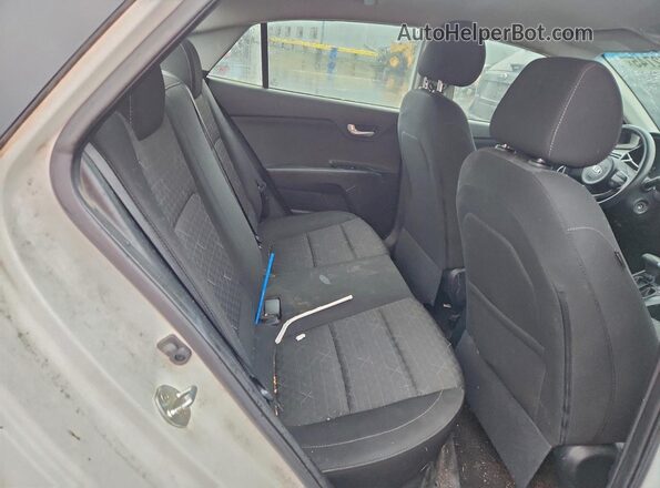 3KPA24AD8LE321335 2020 KIA RIO White Widok wnętrza z tyłu
