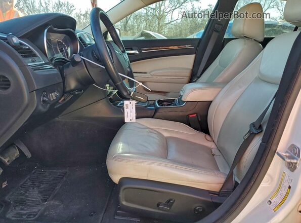 2C3CCAAG9JH192588 2018 CHRYSLER 300 Белый Вид салона спереди