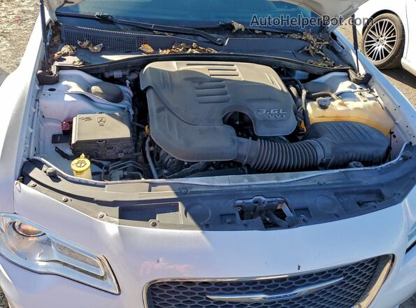 2C3CCAAG9JH192588 2018 CHRYSLER 300 Белый Вид задней части салона
