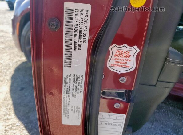 2C3CCABG4NH218048 2022 CHRYSLER 300 Burgundy Vista del compartimento del motor