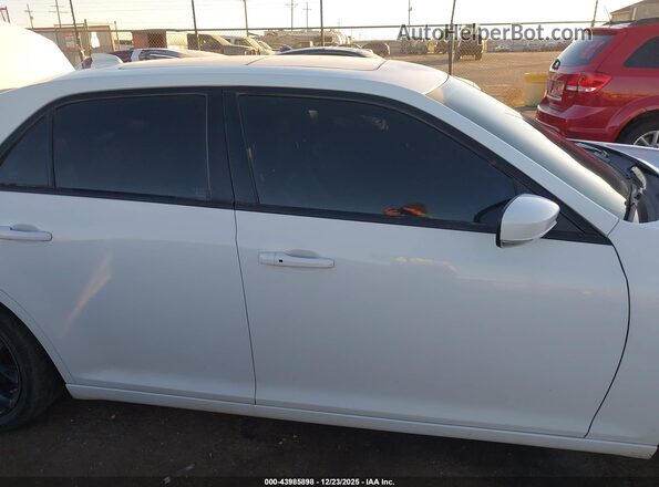 2C3CCABG7NH111642 2022 CHRYSLER 300 Белый Вид задней части салона