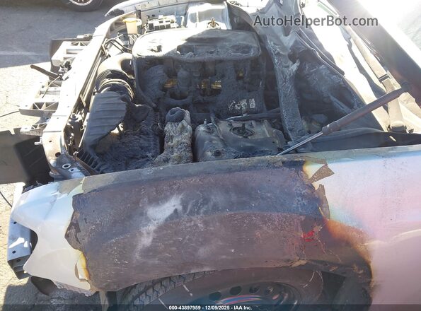 2C3CCABT3NH116270 2022 CHRYSLER 300 Silver Rear interior view