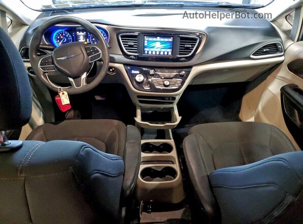 2C4RC1CG6JR133284 2018 CHRYSLER PACIFICA Silver Widok deski rozdzielczej