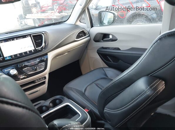 2C4RC1L72PR541399 2023 CHRYSLER PACIFICA Черный Вид салона спереди