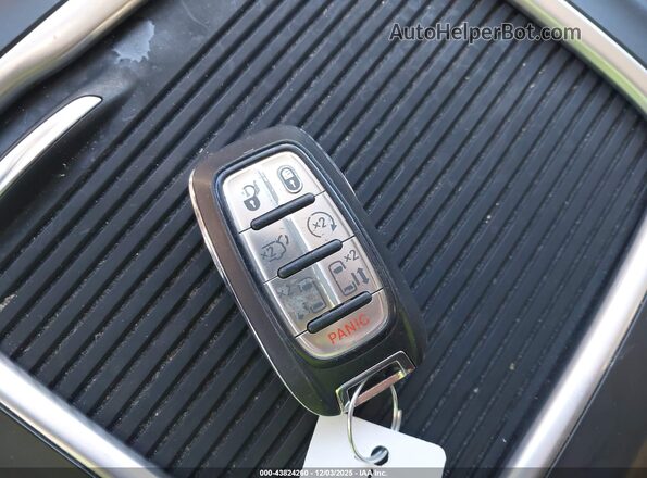 2C4RC1N70JR365814 2018 CHRYSLER PACIFICA Красный Вид панели приборов