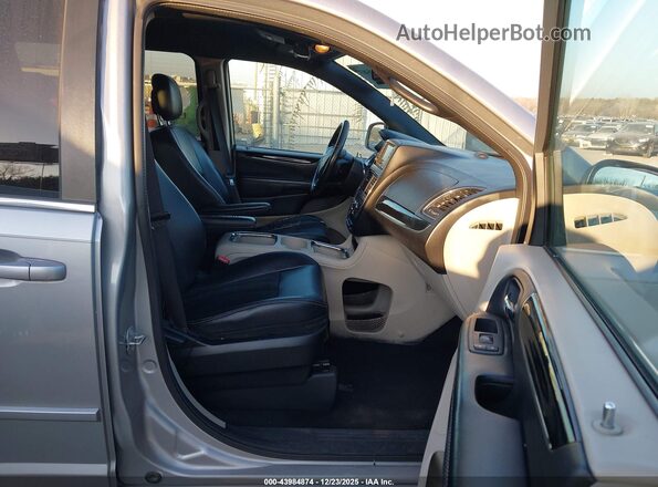 2C4RDGCG2HR801964 2017 DODGE GRAND CARAVAN Серебряный Вид салона спереди