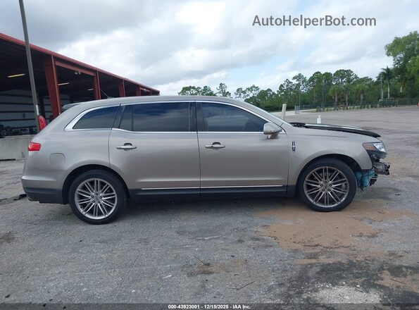 2LMHJ5AT0KBL03660 2019 LINCOLN MKT Gold Widok wnętrza z tyłu