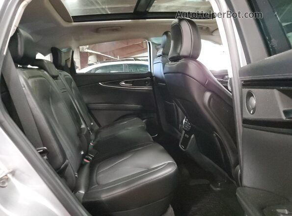 2LMPJ8K95MBL03155 2021 LINCOLN NAUTILUS Серебряный Вид задней части салона