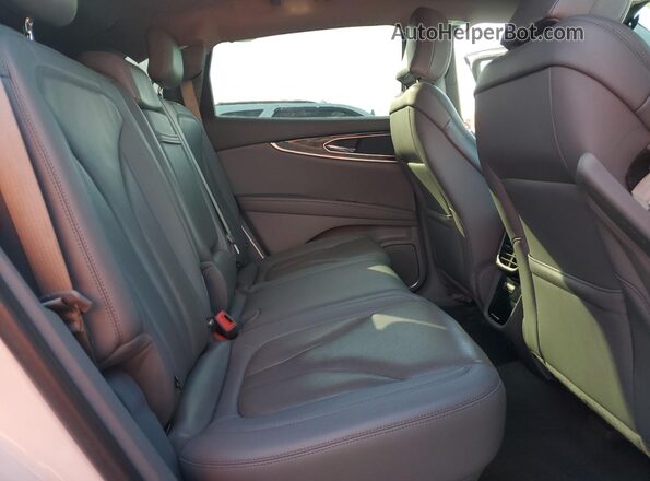 2LMPJ8KP8NBL10133 2022 LINCOLN NAUTILUS White Vista interior trasera