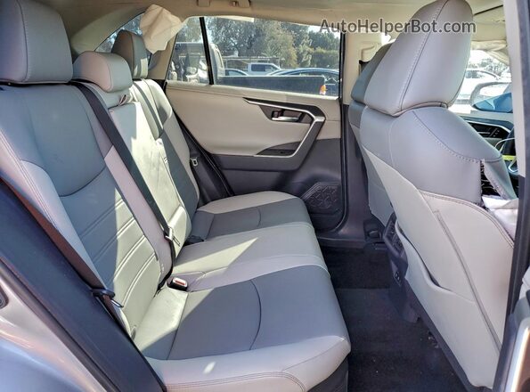 2T3DWRFV2LW047666 2020 TOYOTA LIMITED Серебряный Вид задней части салона