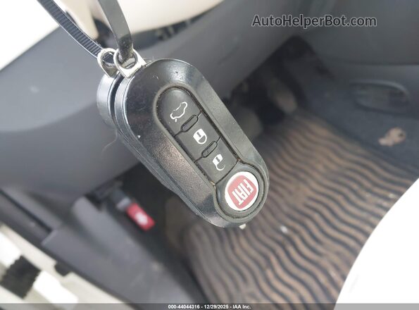 3C3CFFLR7HT659088 2017 FIAT 500C Белый Вид панели приборов