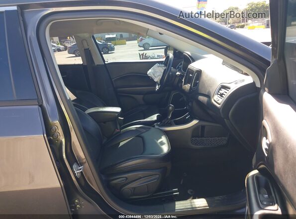 3C4NJCBB1HT642874 2017 JEEP NEW COMPASS Gray Widok wnętrza z przodu