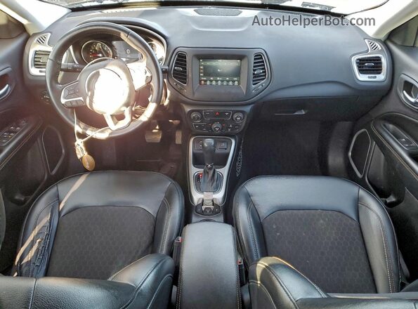 3C4NJCBB6HT643096 2017 JEEP COMPASS Черный Вид панели приборов