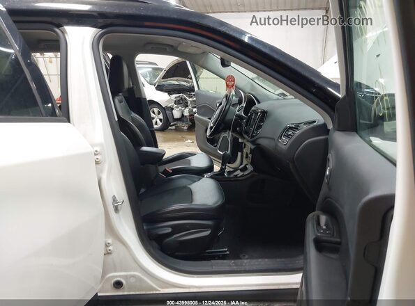 3C4NJDBB0MT512620 2021 JEEP COMPASS White Widok wnętrza z przodu